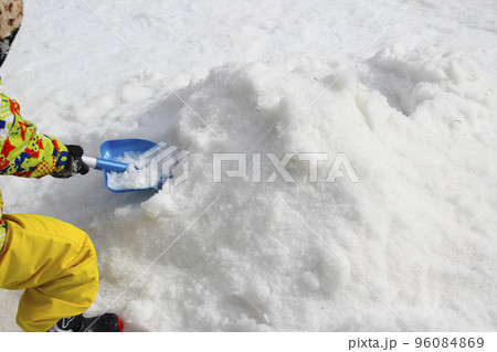 雪で遊ぶ子供(4歳児/男の子) 雪で遊ぶ子供(4歳児/男の子) 96084869
