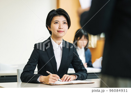 研修を受ける新入社員の女性 96084931