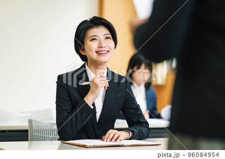 研修を受ける新入社員の女性 96084954