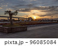 富山県射水市開港記念碑緑地広場からの夕日 96085084