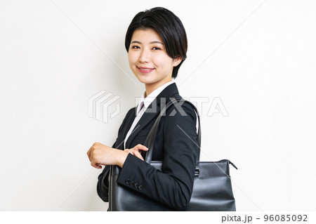 リクルートスーツを着た新卒の女性 96085092
