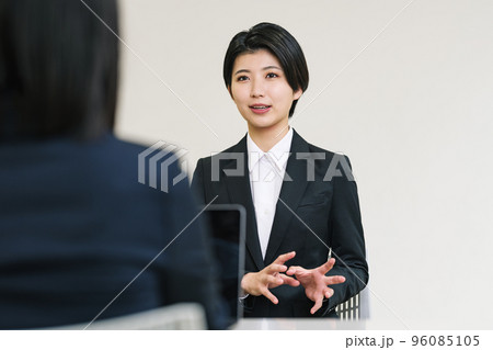 就活で面接を受ける女性 96085105