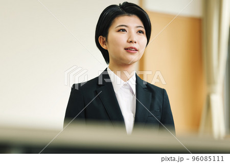 就活で面接を受ける女性 96085111