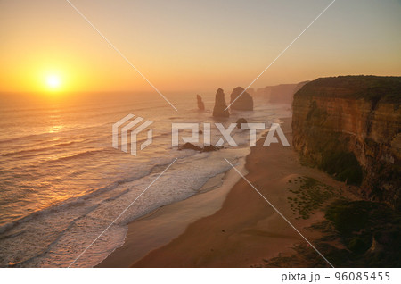 グレートオーシャンロード最大の見どころ、十二使徒の幻想的な夕景 96085455