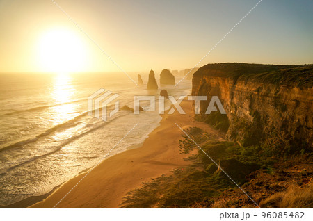 グレートオーシャンロード最大の見どころ、十二使徒の幻想的な夕景 96085482