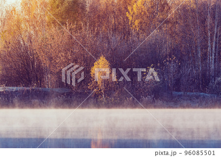 Fog above the lake at autumn morning. 96085501