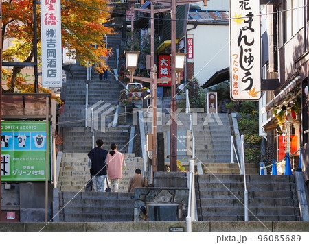 秋の伊香保温泉　石段街の朝 96085689