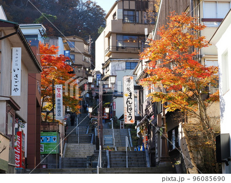 秋の伊香保温泉 石段街の朝 秋の伊香保温泉 石段街の朝 96085690