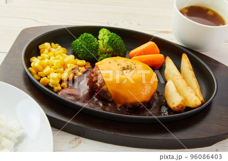 チーズハンバーグ　ハンバーグ 96086403