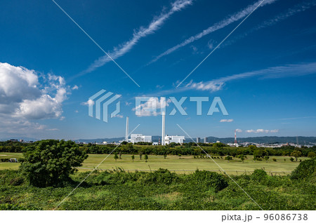 淀川河川敷ゴルフ場と対岸の高槻市エネルギーセンター 96086738