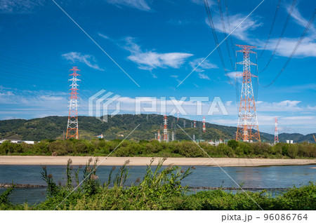 淀川の側に立つ送電線鉄塔 96086764