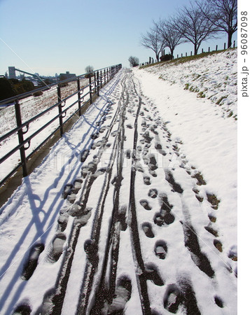 晩冬の土手に上がる残雪の坂道風景 晩冬の土手に上がる残雪の坂道風景 96087098