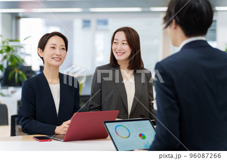 スタンディングデスクでミーティングをするビジネスグループ 96087266