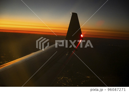 夕日をあびた飛行機の翼を機内から撮影 夕日をあびた飛行機の翼を機内から撮影 96087271