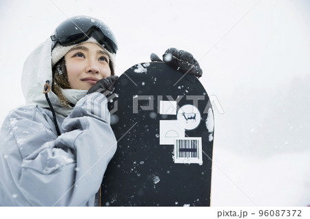 スキー場で雪の中に立つスノボ女子 スキー場で雪の中に立つスノボ女子 96087372