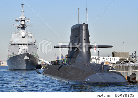 潜水艦たいげいと護衛艦しらぬい 96088205