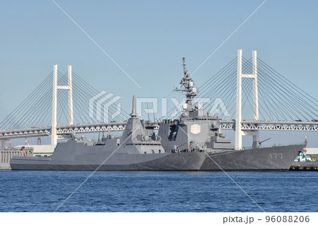 護衛艦あたごと護衛艦もがみ 96088206