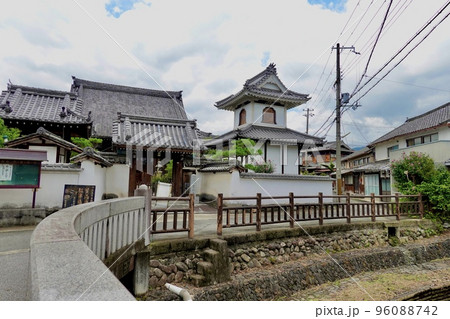 五條新町の瓦屋根と漆喰が美しい宝満寺の風景　奈良県五條市 96088742