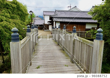五條市まちなみ伝承館の吉野川堤防に掛かる木橋 奈良県五條市 五條市まちなみ伝承館の吉野川堤防に掛かる木橋 奈良県五條市 96088752