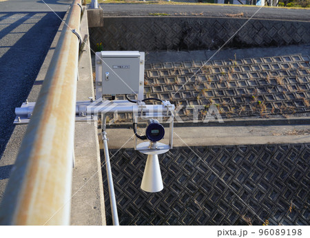 水位流量観測用に設置された電波式水位計　河川氾濫多発後に新設された電波式水位センサー 96089198