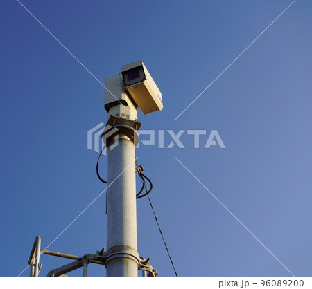 防災用河川監視カメラ　堤防上に設置された監視カメラ 96089200