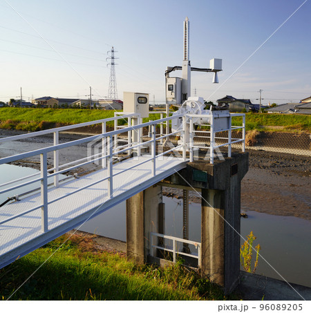 国土交通省により設置された水位流量観測所の計測機器　洪水多発後に設置された自動無人観測所と機器 96089205