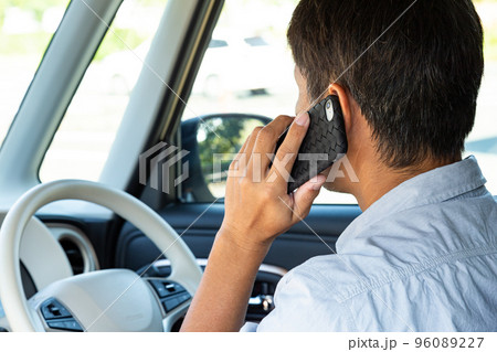 運転中に電話をする男性 96089227