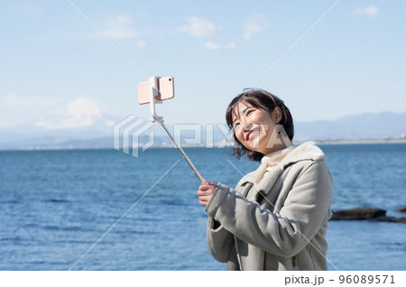 冬の海岸で自撮りする女性 冬の海岸で自撮りする女性 96089571
