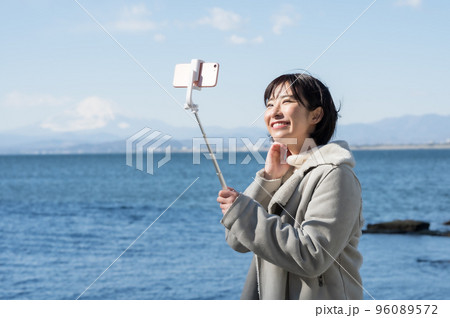冬の海岸で自撮りする女性 冬の海岸で自撮りする女性 96089572