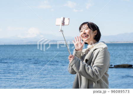 冬の海岸で自撮りする女性 冬の海岸で自撮りする女性 96089573