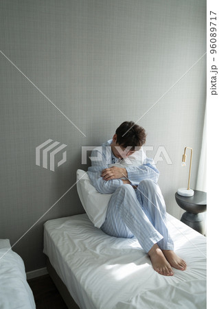 寝室の40代男性 96089717