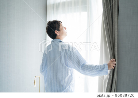 寝室の40代男性 96089720