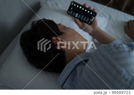 寝室の40代男性 96089723