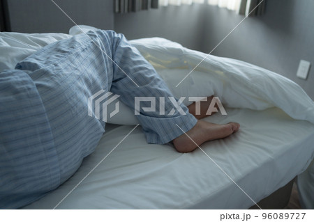 寝室の40代男性 96089727