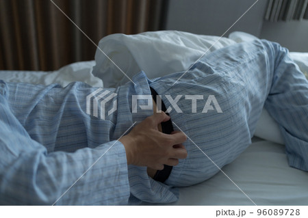 寝室の40代男性 96089728