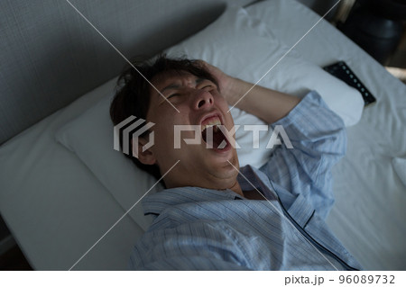 寝室の40代男性 寝室の40代男性 96089732