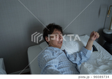 寝室の40代男性 寝室の40代男性 96089734