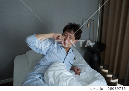 寝室の40代男性 96089736