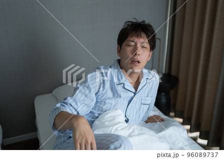寝室の40代男性 寝室の40代男性 96089737