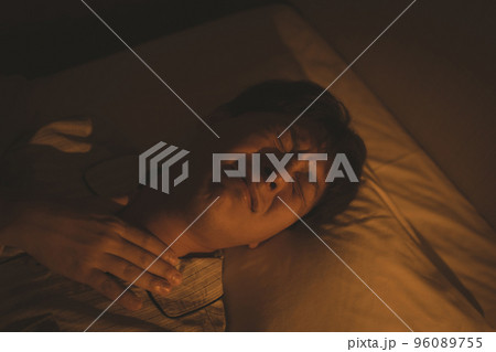 寝室の40代男性 96089755