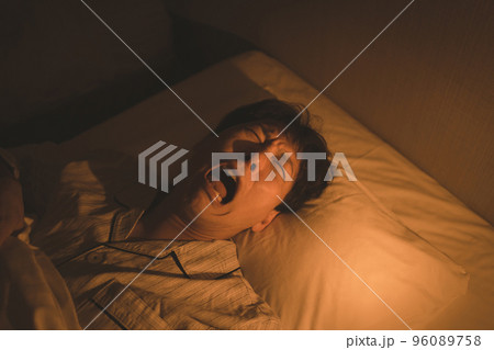 寝室の40代男性 96089758
