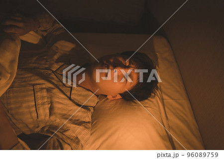寝室の40代男性 寝室の40代男性 96089759
