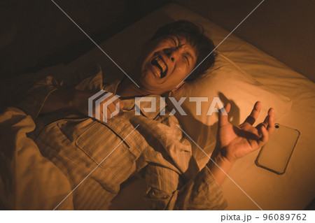 寝室の40代男性 寝室の40代男性 96089762