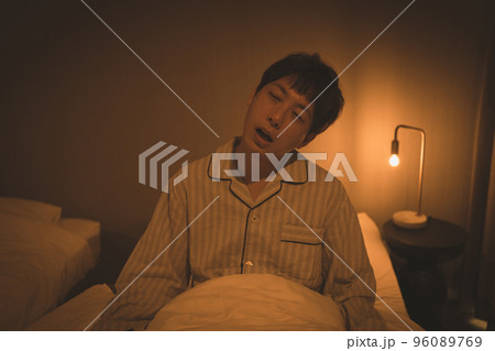 寝室の40代男性 96089769