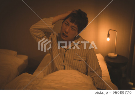 寝室の40代男性 96089770