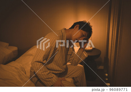 寝室の40代男性 96089771