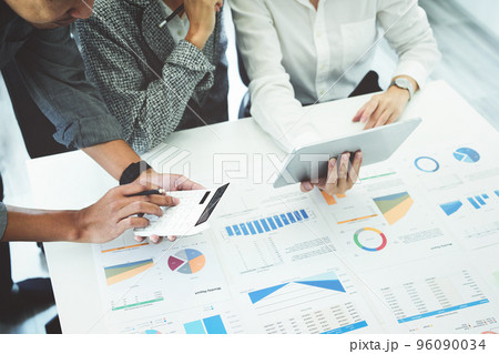 Planning to reduce investment risks, the image of a group of businesspeople working with partners is adjusting marketing strategies to analyze profitable and targeted customer needs at meetings. Planning to reduce investment risks, the image of a group of businesspeople working with partners is adjusting marketing strategies to analyze profitable and targeted customer needs at meetings. 96090034