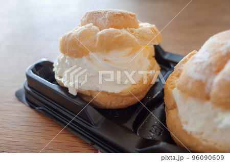 クリームたっぷりのシュークリーム 96090609