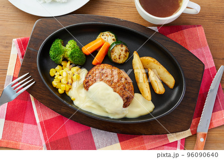 クリームチーズハンバーグ　ハンバーグ 96090640