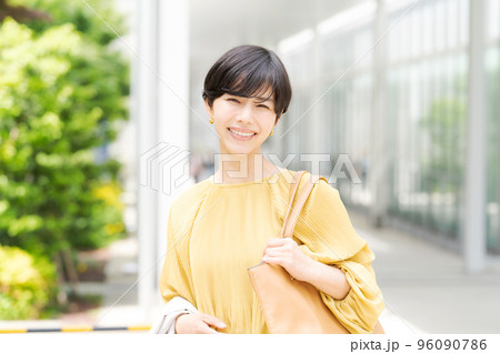 ショートヘアの女性　オフィスカジュアル 96090786